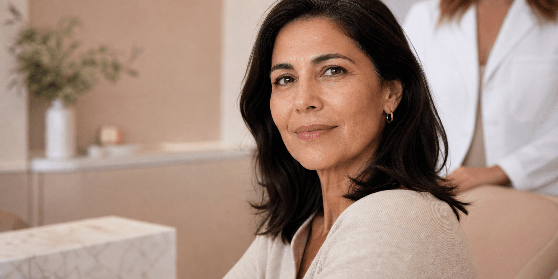Mulher adulta em uma clínica dermatológica, com aparência natural e expressão serena
